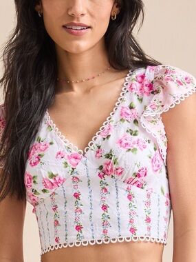 ALTAR’D STATE EYELET CROP TOP WHITE + PINK ROSES. TRIM, RUFFLED SLEEVES. Size L